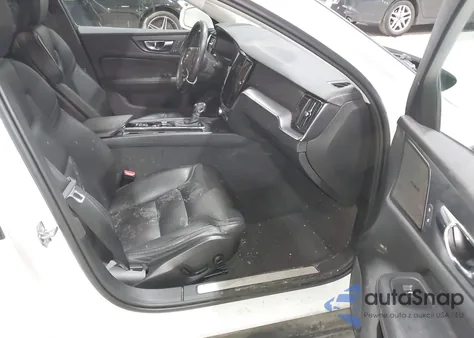 2020 Volvo V60 Cross Country T5 z USA, uszkodzony, nr VIN YV4102WK9L1043983